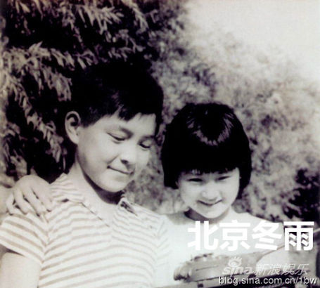 44岁许晴昔日黑白童年照 光屁股露点照一同曝光