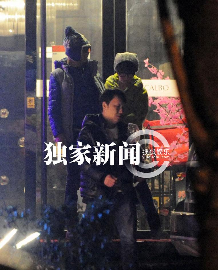 追星：徐克携小女友深夜觅食无交流 吴京谢楠深夜会有秀恩爱