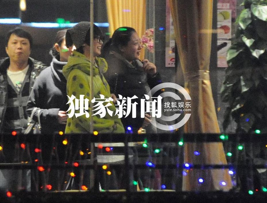 追星：徐克携小女友深夜觅食无交流 吴京谢楠深夜会有秀恩爱
