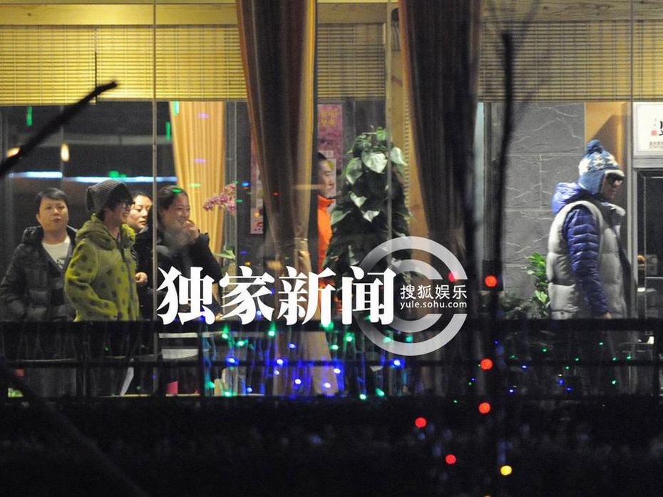 追星：徐克携小女友深夜觅食无交流 吴京谢楠深夜会有秀恩爱