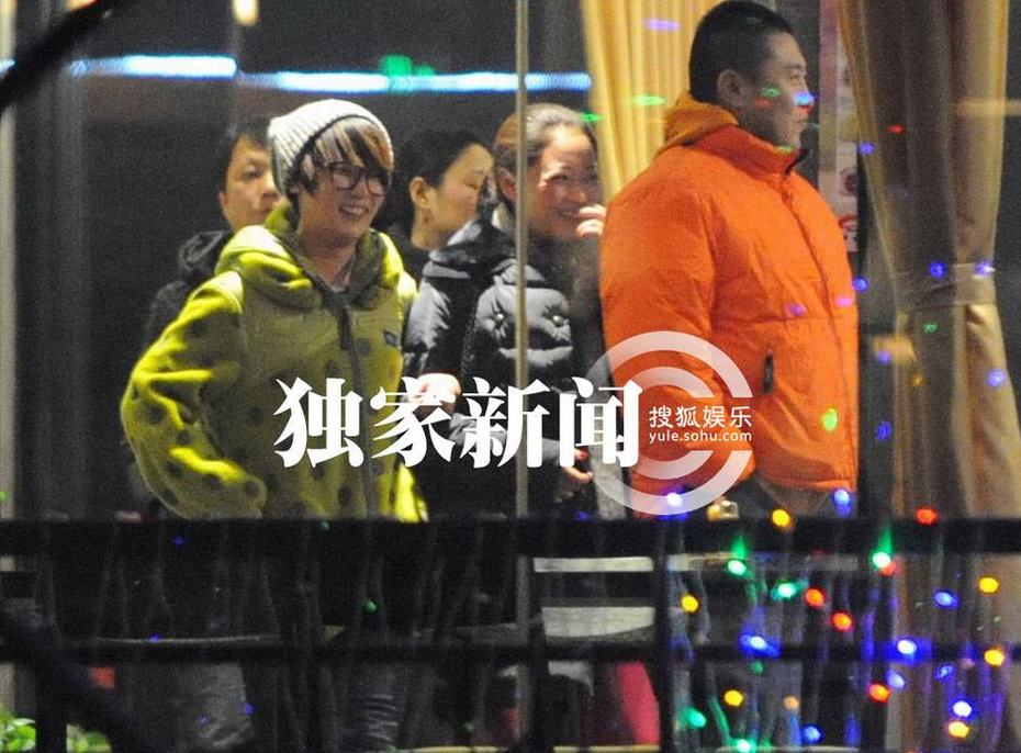 追星：徐克携小女友深夜觅食无交流 吴京谢楠深夜会有秀恩爱