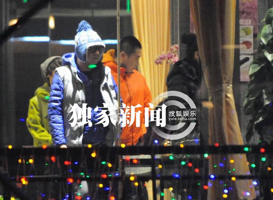 追星：徐克携小女友深夜觅食无交流 吴京谢楠深夜会有秀恩爱