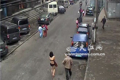 男子一直“监视”着女子