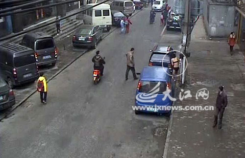 女子想躲在车后不肯走