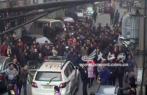 吸毒男（圈中男子）被押上警车