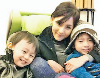 张柏芝紧搂两儿子合照超有爱 Quintus笑容甜(图)