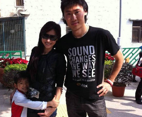 张柏芝爱子街拍 Lucas羞涩撒娇Quintus扮思想者(图)