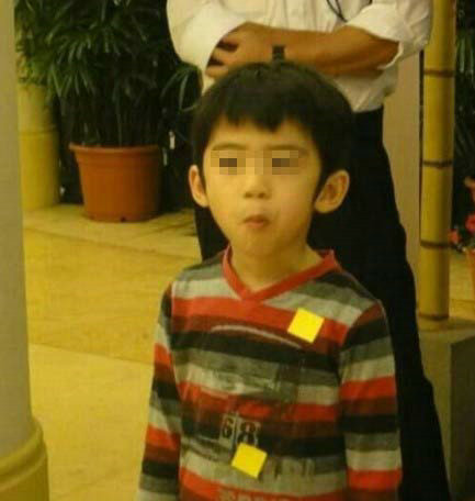 张柏芝爱子街拍 Lucas羞涩撒娇Quintus扮思想者(图)