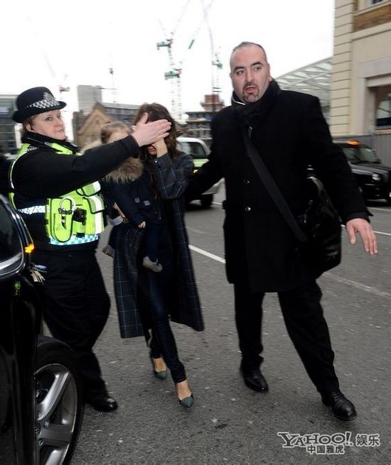 “贝嫂”维多利亚带子女返家 “七公主”被吓哭忙遮脸