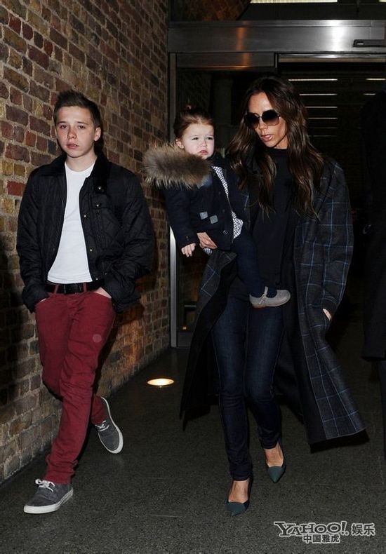 “贝嫂”维多利亚带子女返家 “七公主”被吓哭忙遮脸