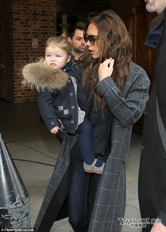 “贝嫂”维多利亚带子女返家 “七公主”被吓哭忙遮脸