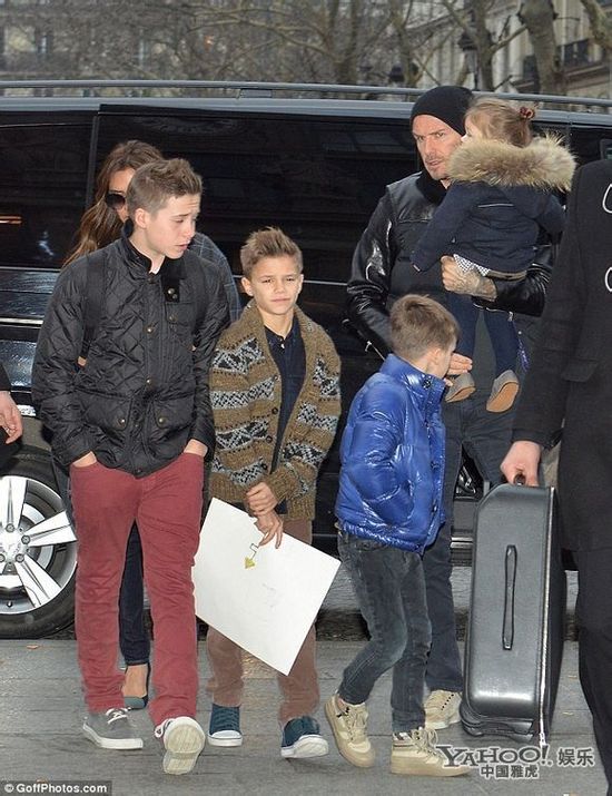 “贝嫂”维多利亚带子女返家 “七公主”被吓哭忙遮脸