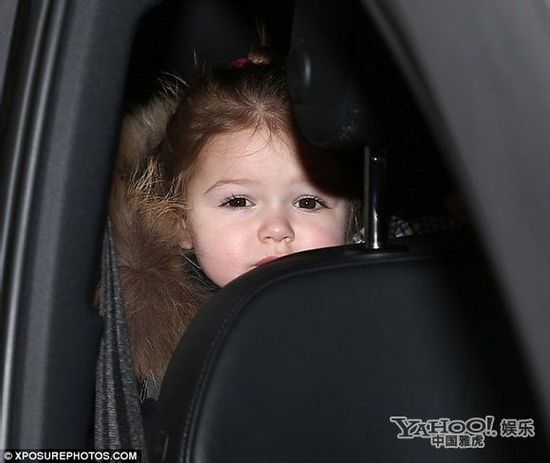 “贝嫂”维多利亚带子女返家 “七公主”被吓哭忙遮脸