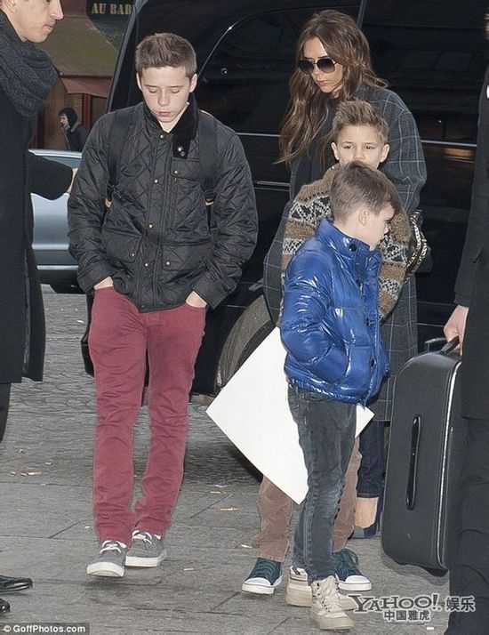 “贝嫂”维多利亚带子女返家 “七公主”被吓哭忙遮脸