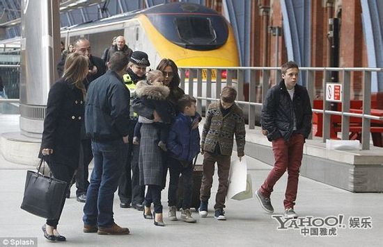 “贝嫂”维多利亚带子女返家 “七公主”被吓哭忙遮脸