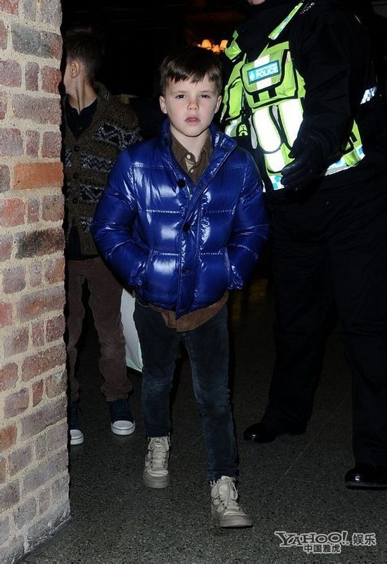 “贝嫂”维多利亚带子女返家 “七公主”被吓哭忙遮脸