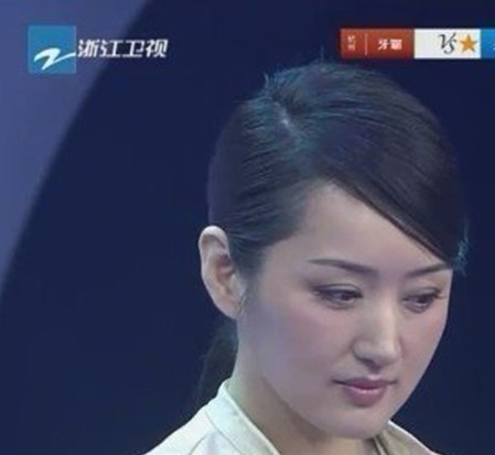 杨钰莹节目录制现场遭选手羞辱 愤怒离场
