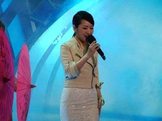 杨钰莹节目录制现场遭选手羞辱 愤怒离场