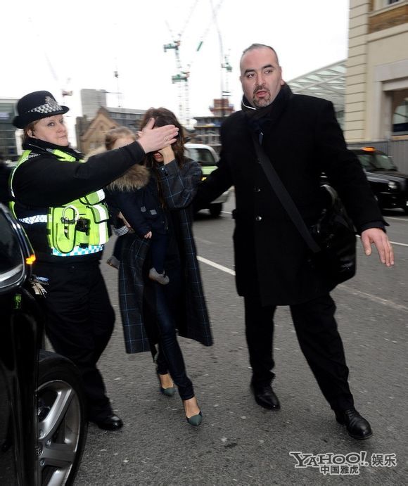 维多利亚带子女返家 小七被吓哭忙遮脸