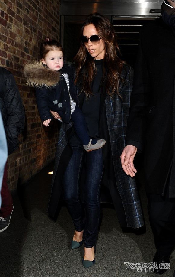 维多利亚带子女返家 小七被吓哭忙遮脸