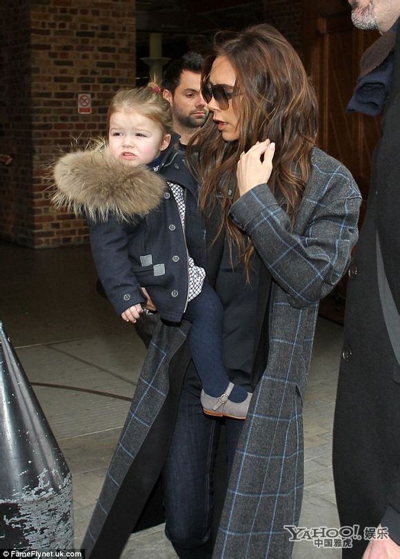 维多利亚带子女返家 小七被吓哭忙遮脸