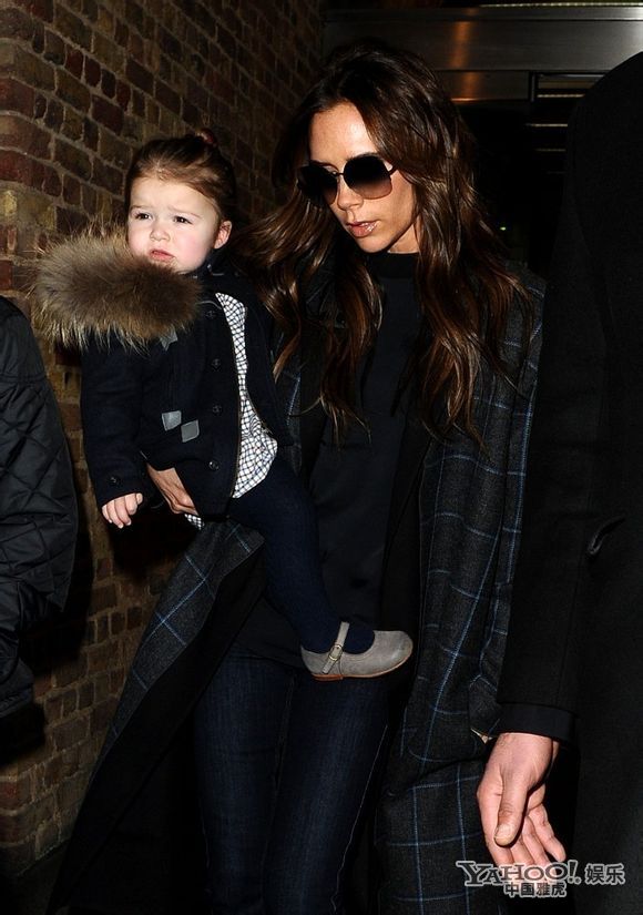 维多利亚带子女返家 小七被吓哭忙遮脸