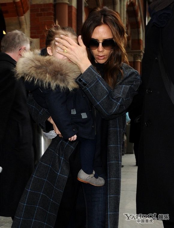 维多利亚带子女返家 小七被吓哭忙遮脸