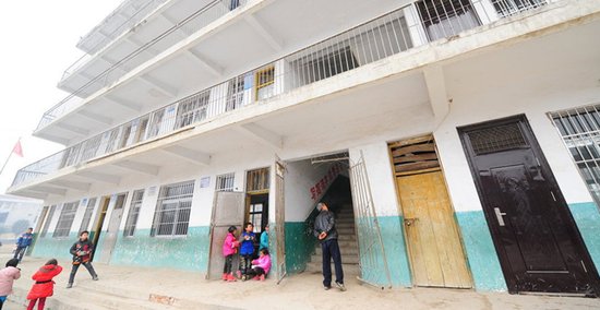 湖北老河口一小学因拥挤引起踩踏 已致4死11伤 湖北老河口一小学因拥挤引起踩踏 已致4死11伤