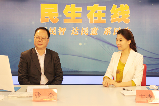 青岛市市北区区长张杰(左一)与网民在线交流 (摄影 周琦) 青岛市市北区区长张杰(左一)与网民在线交流 (摄影 周琦)