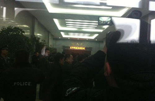 王平追悼会众好友参加