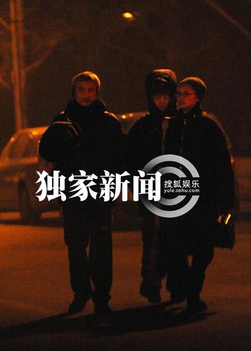 徐克和小女友饭后散步回家