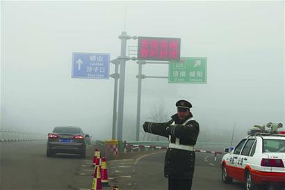 青岛PM2.5再爆表 持续重度污染将停课