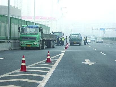 青岛大货9成有问题 轮胎开裂继续用司机笑谈超载 青岛大货9成有问题 轮胎开裂继续用司机笑谈超载