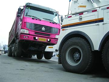 青岛大货9成有问题 轮胎开裂继续用司机笑谈超载 青岛大货9成有问题 轮胎开裂继续用司机笑谈超载