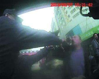 醉酒老汉糖球会上狂喝敌敌畏 民警一掌打掉