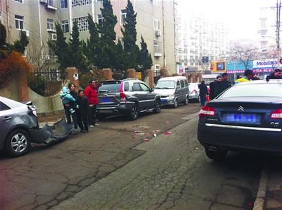 越野前进挂倒档撅倒3车 90度大掉转横在马路中央