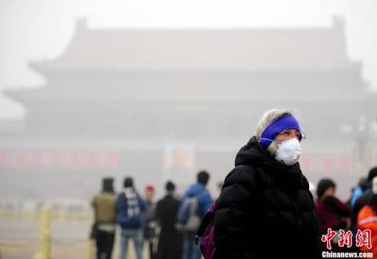 北京大风吹散雾霾带来沙尘污染