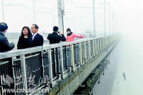 武汉长江大桥跳江瞬间