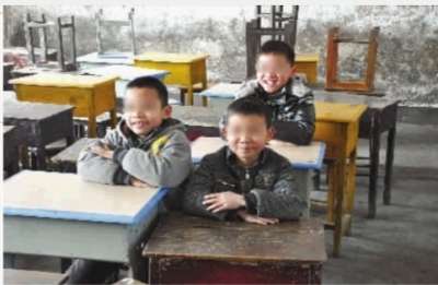 湖南校长被曝高价卖课桌给学生