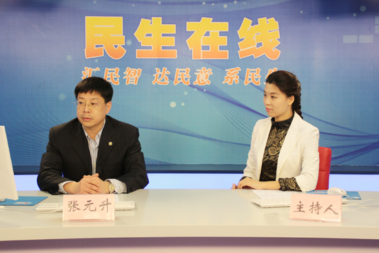 青岛市李沧区副区长张元升(左一)与网民在线交流 (摄影 周琦) 青岛市李沧区副区长张元升(左一)与网民在线交流 (摄影 周琦)