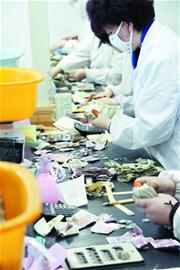 温馨巴士百万元零钱堆成小山 全部数完至少要两年 温馨巴士百万元零钱堆成小山 全部数完至少要两年