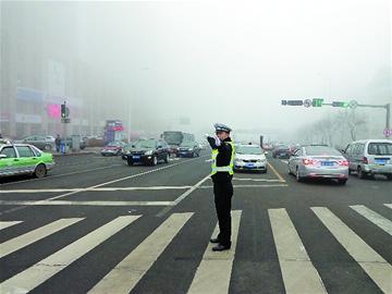 蛇年首场大雾能见度不足50米 13个监测站重度污染 蛇年首场大雾能见度不足50米 13个监测站重度污染
