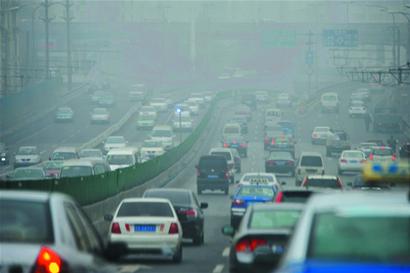 蛇年首场大雾能见度不足50米 13个监测站重度污染 蛇年首场大雾能见度不足50米 13个监测站重度污染