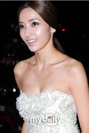 揭嫁豪门女星：李英爱诞龙凤胎 韩彩英9年恋爱长跑