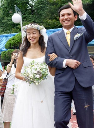 嫁入豪门的女星李英爱诞龙凤胎灰姑娘变公主组图