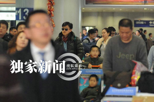 佟大为黑超遮面全家返京