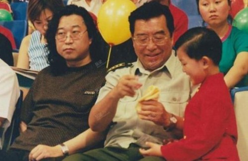 李双江在李天一很小的时候就带着他公开露面