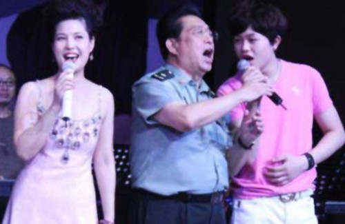 李双江梦鸽带着李天一演唱