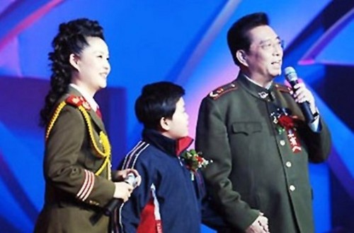 李双江梦鸽带着李天一演唱