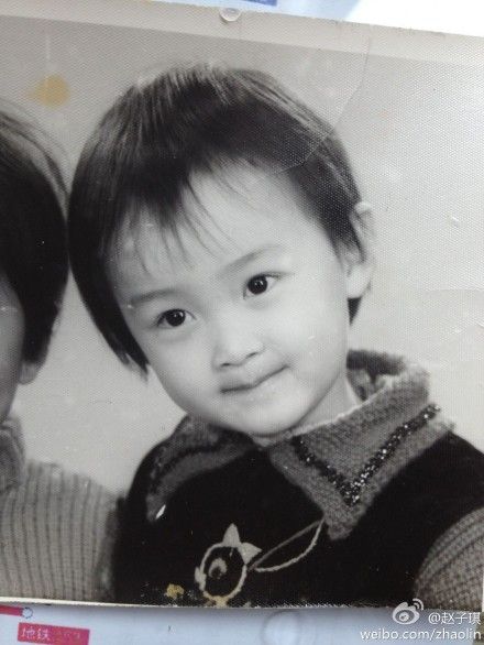 赵子琪晒短发童年照萌态十足